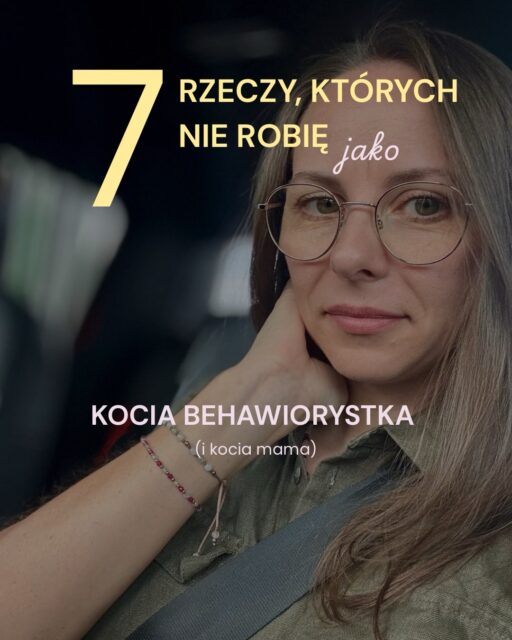 Nauczyłam się, że czasem mniej znaczy więcej. Zamiast działać automatycznie, obserwuję, pytam i staram się rozumieć, co naprawdę dzieje się z kotem.
Kilka rzeczy robię więc inaczej niż podpowiadają popularne kocie porady 👀

Zachowanie i emocje są ze sobą nierozerwalnie związane, ale często skupiamy się wyłącznie na tym, co kot robi, zamiast zastanowić się, co może przeżywać. A to właśnie emocje często pomagają zrozumieć, dlaczego kot zachowuje się w określony sposób 😻

#catbehaviorist #kociamama #catcare #kociesprawy #kotwdomu 

Zachowanie i emocje są ze sobą nierozerwalnie związane, ale często skupiamy się wyłącznie na tym, co kot robi, zamiast zastanowić się, co może przeżywać. A to właśnie emocje często pomagają zrozumieć, dlaczego kot zachowuje się w określony sposób 😻

Nie każda bójka jest agresją. Czasem koty negocjują granice, komunikują się i rozwiązują konflikt po swojemu. Moją rolą jest odróżnić normalną interakcję od sytuacji, która naprawdę wymaga reakcji 🤺

Jestem za testowaniem różnych rozwiązań, ale z głową. Warto wiedzieć, co jeszcze kot zaakceptuje, zanim pojawi się problem i trzeba będzie coś zmienić na szybko. Nie każda nowość jest jednak powodem, żeby rezygnować z tego, co kot już dobrze zna i akceptuje 🐾

To jedna z najczęstszych rad, jakie słyszę. Problem w tym, że zmęczenie kota nie zawsze rozwiązuje przyczyny nocnej aktywności. Czasem warto zapytać dlaczego kot budzi się właśnie wtedy🌙

Nie biorę na ręce, nie głaszczę jeszcze chwilkę i nie zaczepiam dla własnej zabawy. Relacja z kotem buduje się na zaufaniu, a nie na przekraczaniu jego granic 🙌🏼

Lis, jenot czy szop pracz są wykorzystywane w przemyśle futrzarskim, a ich futro trafia również do akcesoriów i zabawek dla zwierząt. Nie potrzebuję tego, żeby zapewnić kotom atrakcyjną zabawę. Możliwości jest mnóstwo, więc wybieram te, które nie wymagają wspierania hodowli zwierząt na futro 🦊

Balkon może być dla kota ważnym zasobem. Daje możliwość obserwowania otoczenia, węszenia, nasłuchiwania i wyboru, gdzie chce przebywać. Jeśli nagle mu go zabieram, tracę dostęp do czegoś, co może być dla niego ważne. Jeśli z jakiegoś powodu muszę zablokować ten zasób, zastanawiam się też, czym mog